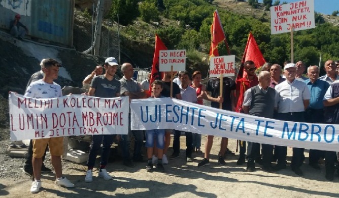 Proteste ne Mat: Banoret kunder ndertimit te hidrocentralit ne Zall Gjocaj